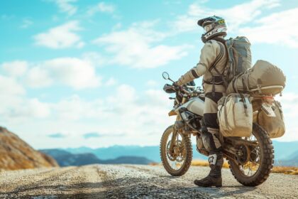 Les 10 essentiels de l’équipement moto-tourisme : préparez-vous pour l’aventure ultime!