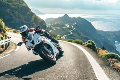 Maîtrisez les virages sinueux : les secrets d’une conduite en moto parfaite sur routes panoramiques