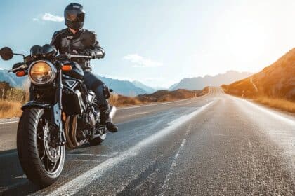 Devenez un pro du road-trip à moto : conseils de conduite et de sécurité