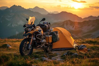 Top 10 des accessoires indispensables pour le camping moto : ne partez pas sans eux !